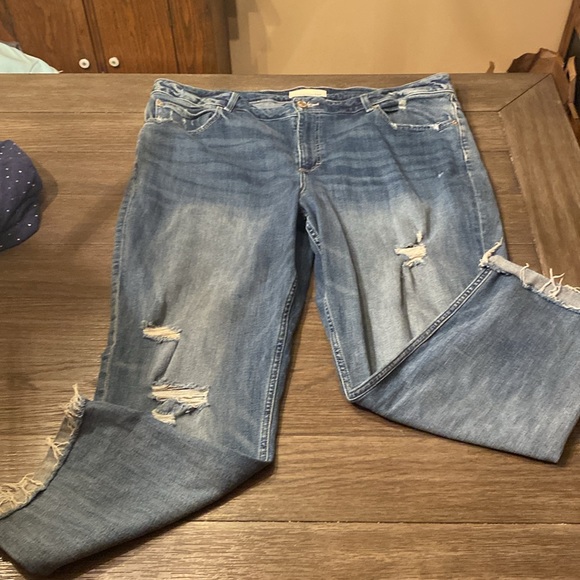 Cropped raw edge distressed ankle jeans - Picture 2 of 6